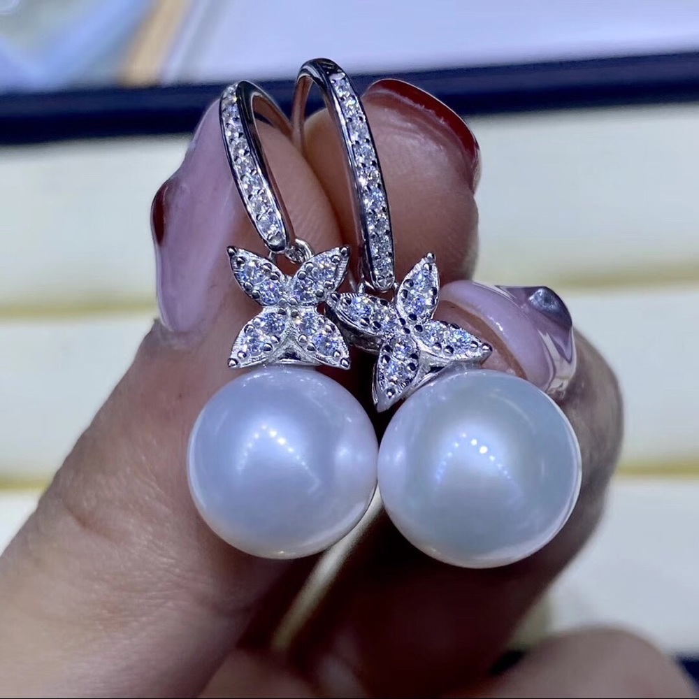 Stunning Pearl earrings.